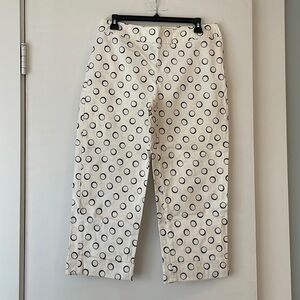 Capris with circular design